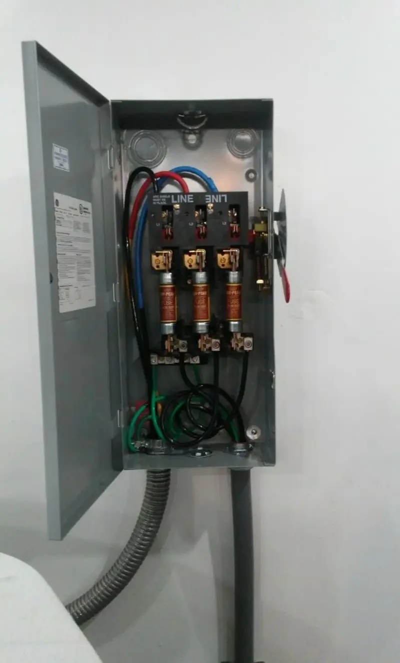Three-phase disconnect switch installed for Smoke Detector Installation in Desloge